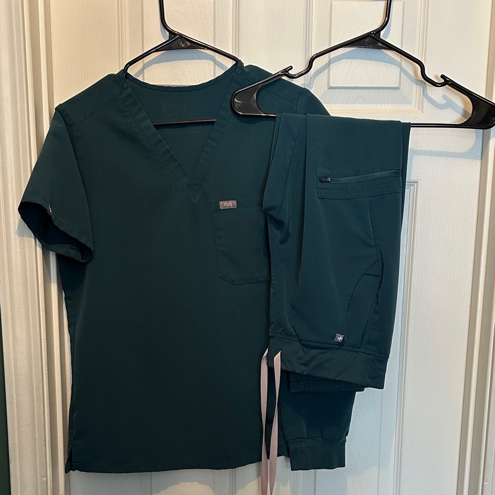 Figs Caribbean Blue Scrub Top & Bottom set
